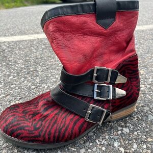 Red and Black Women's Boots brand rubbed off, pony fur/buckles/leather 7 .5